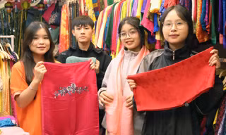 Sắc lụa Vạn Phúc qua bước chân người trẻ: Lan tỏa vẻ đẹp Việt ra Thế giới