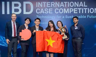 Nhóm sinh viên RMIT mang màu cờ Việt Nam đoạt cúp Đồng cuộc thi quốc tế tại Hong Kong
