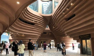 Giới trẻ thích thú check in với trải nghiệm mới tại làng gốm Bát Tràng