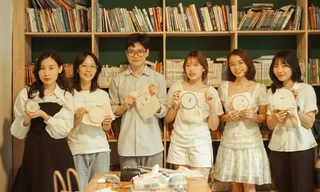 Khi người trẻ tập viết chữ ‘nhẫn’ bằng sợi chỉ 