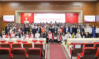 Trường ĐH Ngoại thương trao học bổng Khuyến khích học tập cho 182 sinh viên có hoàn cảnh khó khăn