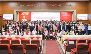 Trường ĐH Ngoại thương trao học bổng Khuyến khích học tập cho 182 sinh viên có hoàn cảnh khó khăn