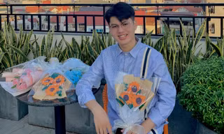 Nam sinh GenZ khởi nghiệp từ hoa kẽm nhung thu về hàng trăm triệu đồng vào tháng Tết