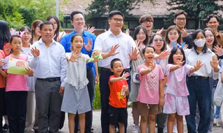 Sinh viên NEU cùng lưu học sinh Lào mang niềm vui trung thu đến Làng trẻ em SOS tại Hà Nội