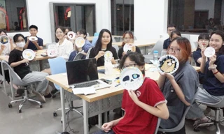 'Tái sinh': Khi người trẻ lắng nghe những mảnh vụn kể chuyện