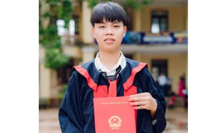 Tân sinh viên nhận học bổng Nâng bước thủ khoa: ‘Học vấn là con đường duy nhất để thoát nghèo’