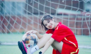 Nữ sinh xinh đẹp tân sinh viên Trường Đại học Thủy lợi với đam mê trái bóng tròn 