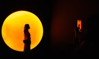 Giới trẻ xếp hàng check-in triển lãm ánh sáng đang 'hot' tại Hà Nội 