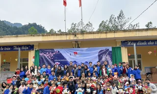 Hành trình 'Nâng bước chân em' của sinh viên Luật đến với trẻ nhỏ vùng cao xứ Tuyên
