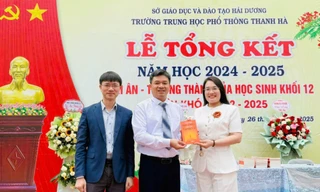 Tác giả, nhà báo Nguyễn Tuấn Anh ký tặng sách học sinh Trường THPT Thanh Hà