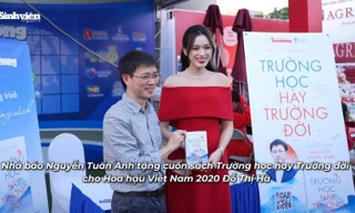 Hàng trăm sinh viên tham gia buổi ký tặng sách Trường học hay Trường đời của tác giả, nhà báo Nguyễn Tuấn Anh