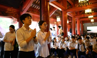 Sĩ tử và phụ huynh đội mưa đến Văn Miếu cầu may trước kỳ thi vào lớp 10