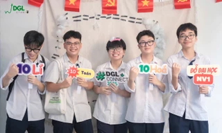 Bạn trẻ thích thú trải nghiệm chụp ảnh kỷ yếu tại Ngày hội tuyển sinh Khối ngành Khoa học và Công nghệ