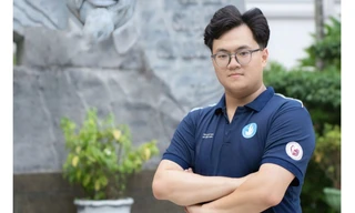 Nam sinh tốt nghiệp xuất sắc vượt hạn cùng bảng thành tích vàng