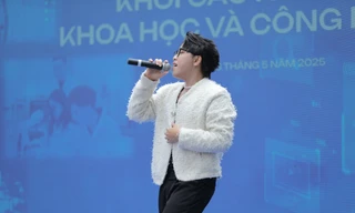 Sĩ tử 'say đắm' giọng ca 'Tình cờ yêu em' tại Ngày hội tuyển sinh khối các ngành Khoa học và Công nghệ