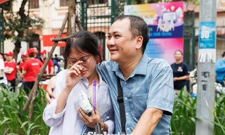 Sĩ tử bật khóc vì đề Toán, phụ huynh lo lắng khôn nguôi