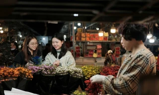 Bạn trẻ mua hoa lúc nửa đêm tặng người yêu ngày Valentine