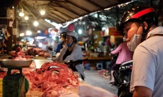 Giá lợn hơi lao dốc, thịt tại chợ vẫn đắt