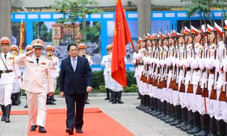 Thủ tướng thăm, kiểm tra công tác sẵn sàng chiến đấu tại một số đơn vị quân đội, công an