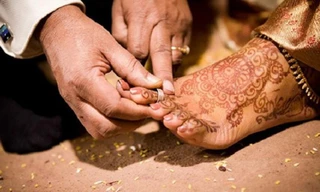 Giải mã nghi thức đeo nhẫn cưới vào ngón chân ở Ấn Độ