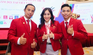 Chí Anh chúc mừng ông xã Khánh Thi nhận Huân chương Lao động hạng ba