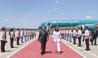 Chủ tịch Quốc hội đến sân bay José Martí, bắt đầu thăm chính thức Cuba