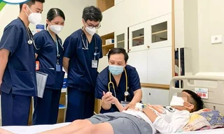 Nuôi 3 con rắn lục đuôi đỏ làm thú cưng, bé trai ở Hà Nội suýt chết 