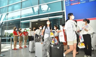 Khách dồn về Đà Nẵng, sân bay, ga tàu ken cứng