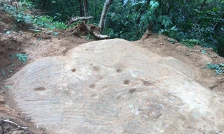 Lạ kỳ những khối đá khắc cổ có hình ruộng bậc thang ở Mù Cang Chải