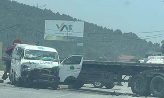 Xe cứu thương va xe đầu kéo ở Thanh Hóa, 3 người thương vong