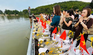 Lễ thả tàu ở Di tích lịch sử Đường Hồ Chí Minh trên biển