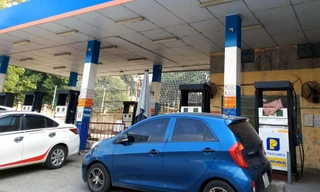 Thiếu xăng, người Hà Nội vừa đi đường vừa 'nín thở'