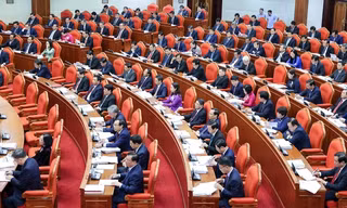 Bộ Chính trị yêu cầu ban hành bảng lương chức vụ