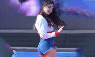 Những chiếc quần kiệm vải khiến sao nữ bị phản ứng 