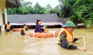 Cận cảnh nước dâng tận nóc nhà ở Tam Đảo