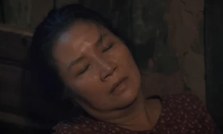 'Mẹ rơm' tập 5: Khoản (Cao Minh Đạt) đẩy ngã mẹ bất tỉnh