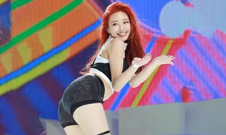 Ca sĩ thần tượng bị phản ứng vì trang phục 'chín ép'