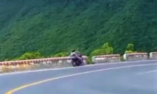 Hãi hùng cảnh phượt thủ ôm cua 'tử thần' trên đèo Hải Vân