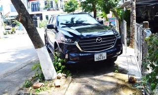 Vợ tử nạn khi đu bám cửa xe ô tô chồng cũ