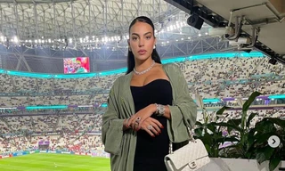 Bạn gái tỏ thái độ khi Ronaldo ngồi dự bị