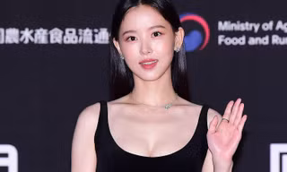 Nữ diễn viên mặc váy gợi cảm trên thảm đỏ MAMA 2022