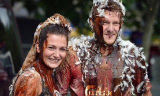 Tục 'hành hạ' cô dâu chú rể bằng trứng thối trước ngày cưới