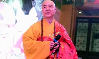 'Đường Tăng' Từ Thiếu Hoa phát tờ rơi trên phố