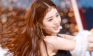 Nữ ca sĩ 18 tuổi hát nhép, được o bế vì nhan sắc búp bê