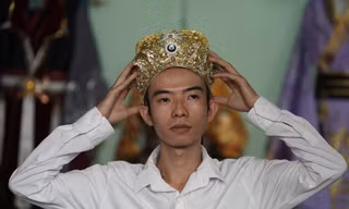 Gặp chàng trai đam mê với nghề thiết kế cổ trang 