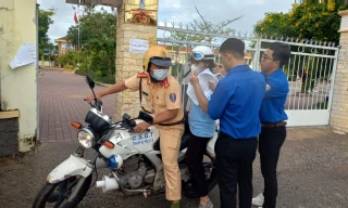CSGT Long An hỗ trợ thí sinh bị tai nạn đến điểm thi kịp thời