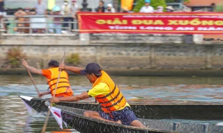 Sôi nổi đua xuồng ba lá ở Long An
