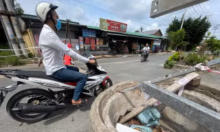 Đường vào di tích lò gạch Võ Công Tồn bị rào chắn 