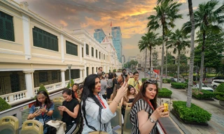 Du khách quốc tế phấn khích ngắm TPHCM bằng xe buýt hai tầng