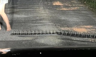 Kinh hoàng bàn chông đinh 'bẫy' người đi đường